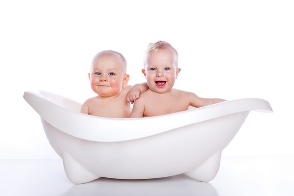 کودکان در وان حمام سفید با زمینه سفید