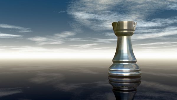 شطرنج فلزی زیر آسمان ابری رندر سه بعدی
