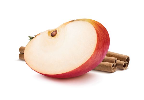 چوب سیب چهارم دارچین سیب قرمز به عنوان عنصر طراحی بسته جدا شده در پس زمینه سفید