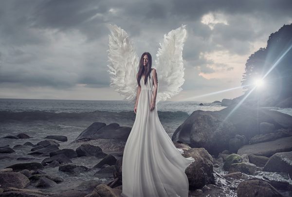 عکس هنری زیبا از یک زن با لباس سفید به عنوان یک فرشته