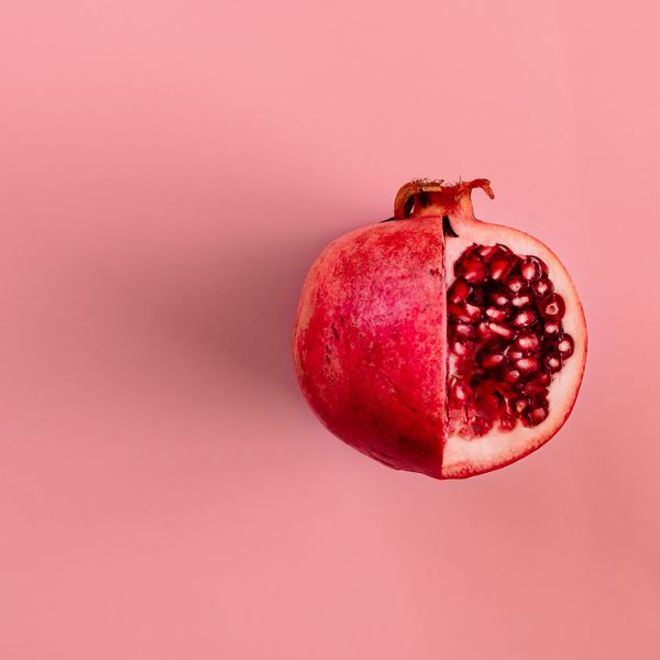 میوه انار قرمز با رنگ صورتی صورتی مفهوم تخمگذار مسطح حداقل