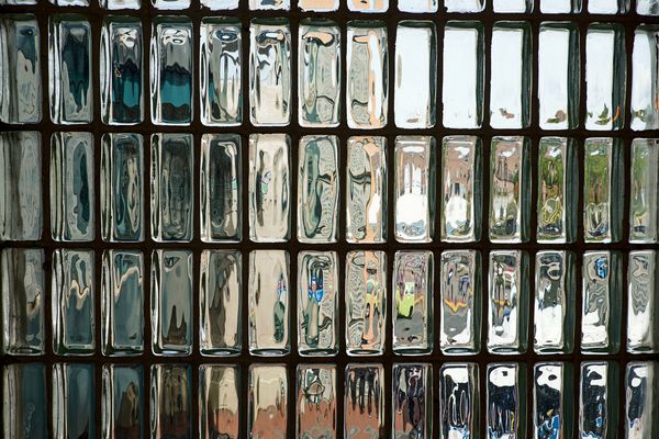 دیوار شفاف ساخته شده از آجر شیشه ای و ملات به صورت عمودی