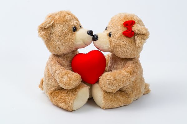 روز ولنتاین قلب عاشق زن و شوهر تدی خرس در آغوش گرفتن بغل کردن قلب قرمز دستباف روبان کمان کارت پستال عاشقانه خلاق غیر معمول یکپارچهسازی با سیستمعامل کارت تبریک خلاق غیر معمول بر روی چوب خانواده عروسی و دوستی