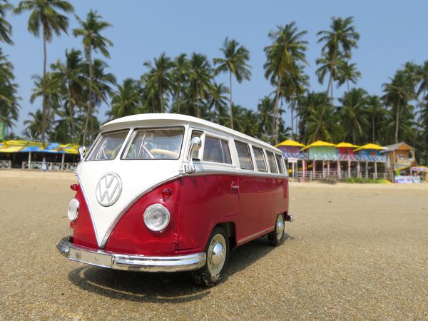 PHUKET تایلند 27 مارس 2015 مینیاتور VW Bulli 1962 در ساحل خودروی فرقه ای نسل هیپی و همچنان وسیله نقلیه وضعیت گشت و گذارهای موج بالا بود