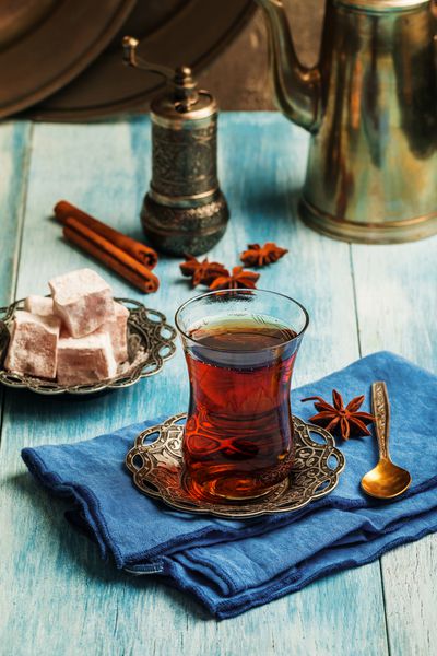 چای ترکی با لیوان معتبر شیشه ای و کتری چای مسی