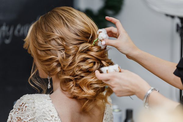 مدل مو یا گل فروشی باعث می شود عروس با گلهای پنبه ای تازه عروسی را به یک مدل مو عروسی تبدیل کند
