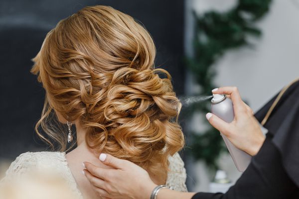 استاد سبک باعث می شود مدل موهای عروسی عروس را با استفاده از اصلاح لاک اسپری انجام دهد