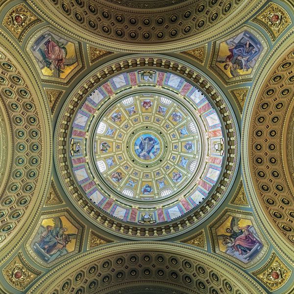 بوداپست مجارستان 5 دسامبر 2016 نقاشی گنبد و سقف سنت استفان و باسیلica x27؛ s این ریحان یکی از مهمترین جاذبه های گردشگری و سومین کلیسای مرتفع در مجارستان است