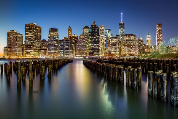 NEW YORK NY 16 آوریل 2016 نمایی از منهتن پایین در ساعت آبی از پارک بروکلین پل در تاریخ 16 آوریل 2016 در شهر نیویورک