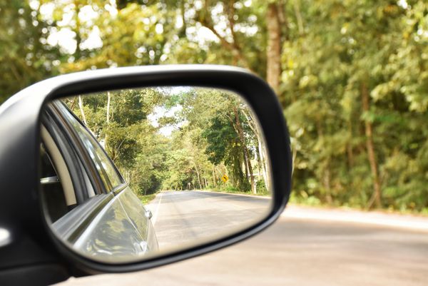 منظره ای که از طریق آینه یک ماشین دیده می شود