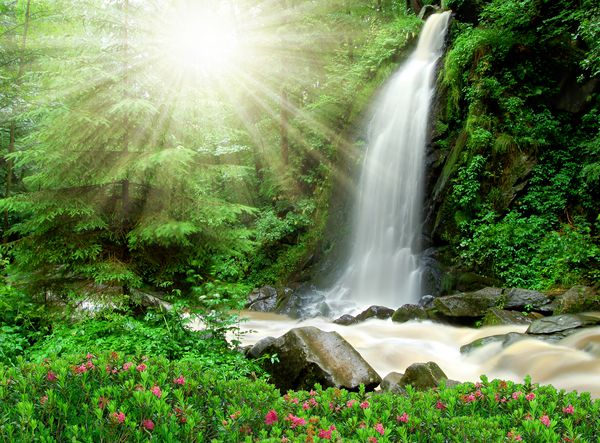 آبشار زیبا در دره پارک ملی Tercino در کوه های Novohradske-جمهوری چک