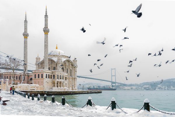 روز برفی در Ortakoy استانبول ترکیه نمای مسجد اورتاکوی و پل بسفر