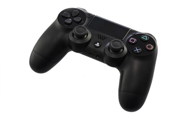 VARNA بلغارستان 18 نوامبر 2016 کنترلر Dualshock 4 کنسول بازی Sony PlayStation 4 یک کنسول بازی ویدیویی خانگی است که توسط Sony Interactive Entertainment ساخته شده است