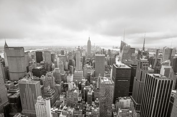 NEW YORK USA 03 مه 2016 تصویر سیاه و سفید از افق نیویورک ویتی نمای هوایی بیش از منهتن با ساختمان امپایر استریت