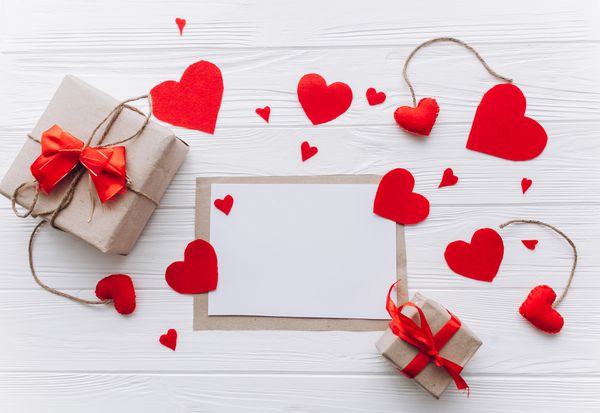 روز ولنتاین و x27؛ s نامه عشق هدایا و دکوراسیون در زمینه سفید چوبی