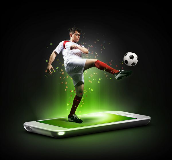بازیکن فوتبال در عمل بر روی تلفن مفهوم فوتبال تلفن همراه