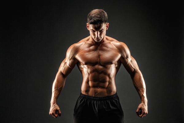 نمایش بدنساز مرد قدرتمند مرد ورزشی تناسب اندام عضله