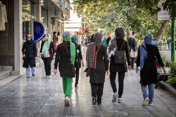 اصفهان ایران 20 آگوست 2016 زنانی که روسری اسلامی پوشیده اند در خیابان های اصفهان قدم می زنند