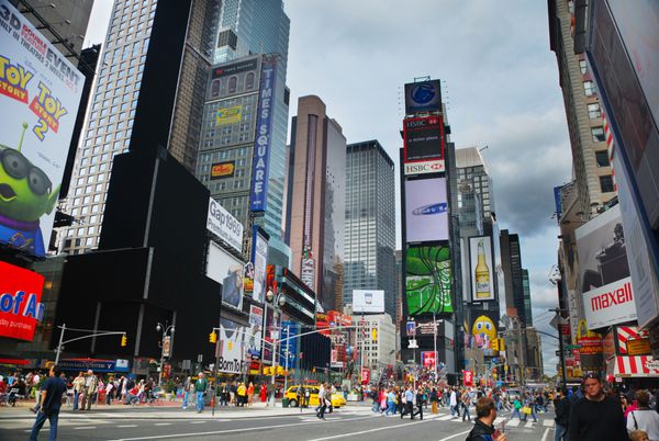 NEW YORK City 5 سپتامبر Times Square با تئاترهای برادوی و تعداد زیادی علامت LED نمادی از شهر نیویورک و ایالات متحده است 5 سپتامبر 2009 در منهتن شهر نیویورک