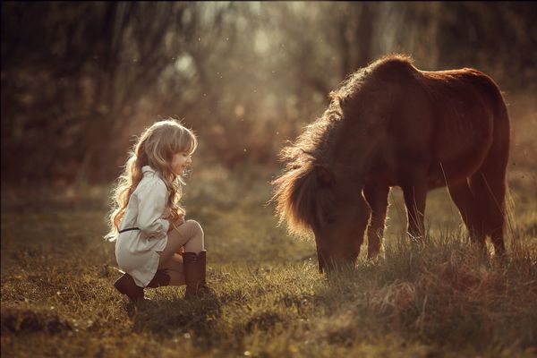 دختر کوچک و اسب