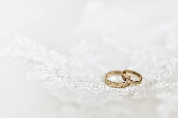 حلقه های عروسی روی لباس عروسی کلوزآپ