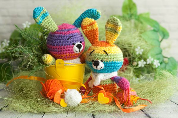 خرگوش های کوچک بامزه چند رنگ و دست ساز ساخته شده