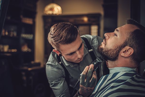 مردی با اعتماد به نفس در بازدید از آرایشگر در آرایشگاه
