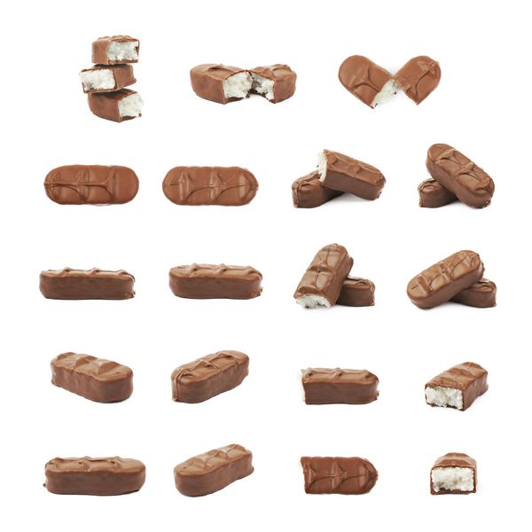 شکلات پر شده از نارگیل بر روی زمینه سفید مجموعه ای از پیش بینی های مختلف مختلف جدا شده است
