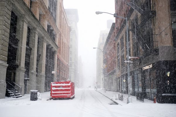 نیویورک 9 فوریه نمای خیابان Mercer هنگام بارش برف در 9 فوریه 2017 در نیویورک مجموع بارش برف تقریبا شش اینچ در NYC و اطراف آن افتاد