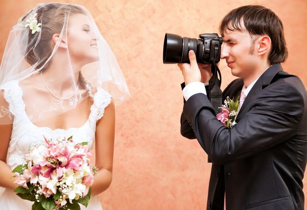 همسر در هنگام عروسی از همسرش عکس می گیرد