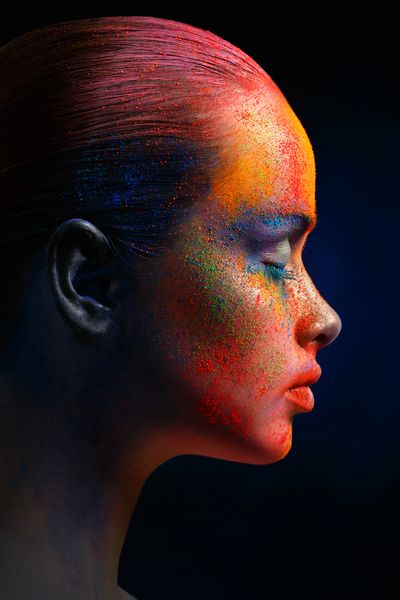 هنر خلاق را تشکیل می دهد Closeup استودیوی بریده شده مدل استودیوی جوان با ترکیب رنگی روشن و رنگی روی صورتش فانتزی رنگی آرایش هنری نمای جانبی یا نمای عمودی