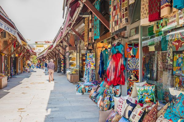 استانبول ترکیه 19 فوریه 2014 Arasta Bazaar بازار آستارا یک خیابان مرتب در بازار است که در قلب منطقه تاریخی سلطان خواهی قرار دارد سلطاننامه استانبول ترکیه
