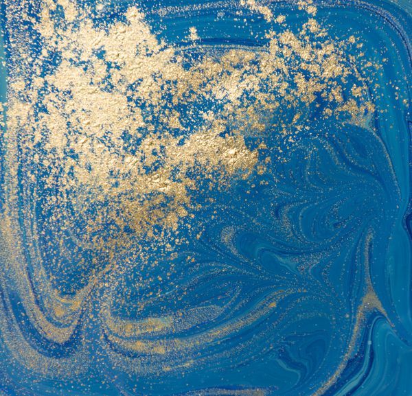 بافت مایع آبی و طلایی پس زمینه مرمر کشیده شده است الگوی انتزاعی مرمر جوهر