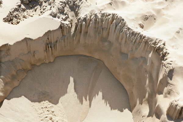 جزئیات حفره زمین لغزش جزئیات نمای هوایی شن و ماسه ساحل نیم دایره