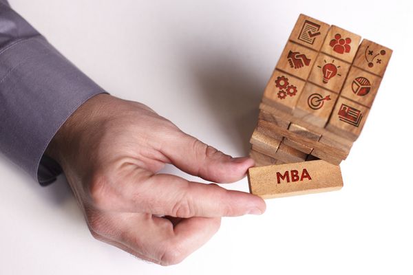 مفهوم تجارت فناوری اینترنت و شبکه تاجر جوان کلمه را نشان می دهد MBA