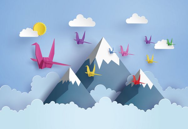 اریگامی پرنده ای از کاغذ رنگارنگ را ساخت که روی آسمان آبی بر فراز دریایی با ابر پرواز می کرد مقاله هنری و سبک کاردستی