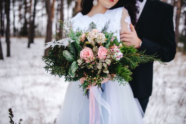 زن و شوهر با گل های عروسی