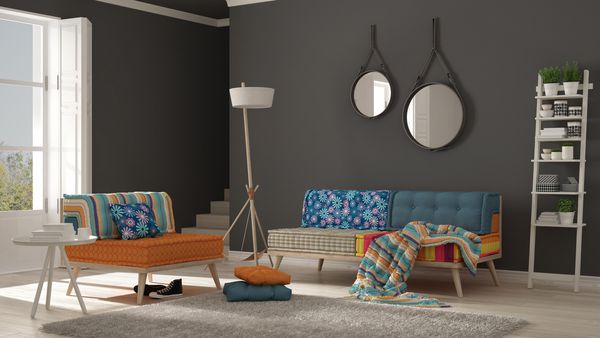 اتاق نشیمن اسکاندیناوی با مبل های رنگی صندلی و فرش خز نرم طراحی داخلی مینیمالیستی سفید و خاکستری تصویر سه بعدی