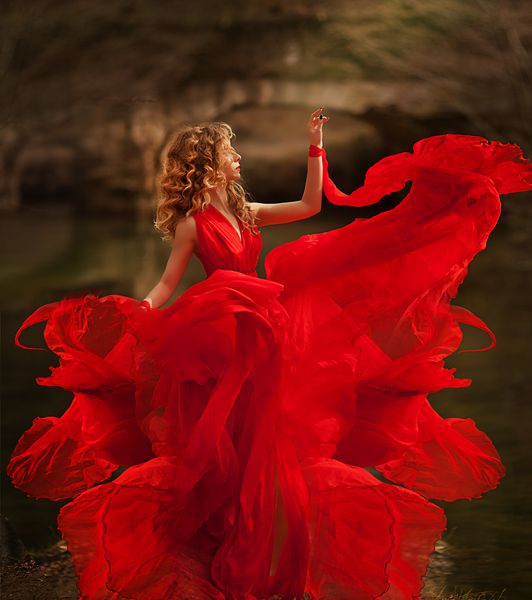 دختر جوان زیبا با لباس قرمز پرواز