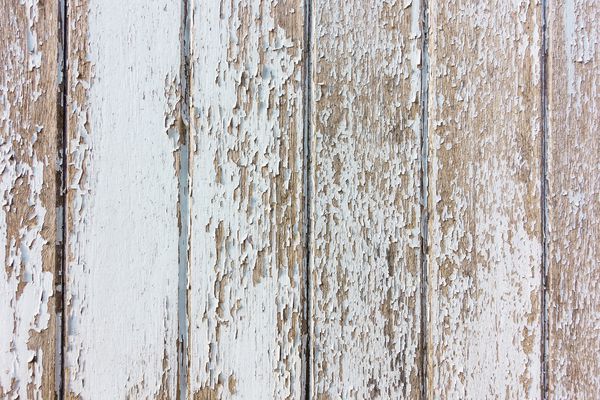 رنگ پوسته پوسته سفید بر روی یک حصار چوبی قدیمی آب و هوا پس زمینه چوب پرنعمت