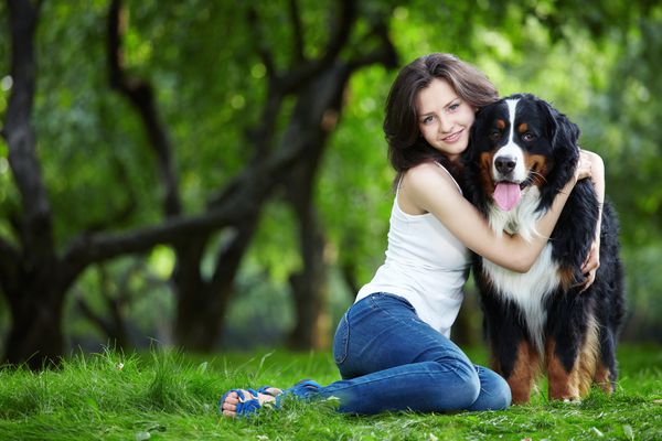 دختر جوان با یک سگ در پارک