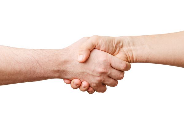 دست زدن به کسب و کار و مفاهیم مربوط به افراد تجاری دو مرد در حال تکان دادن دستان جدا شده در زمینه سفید تصویر کلوزآپ از یک دست محکم بین دو همکار