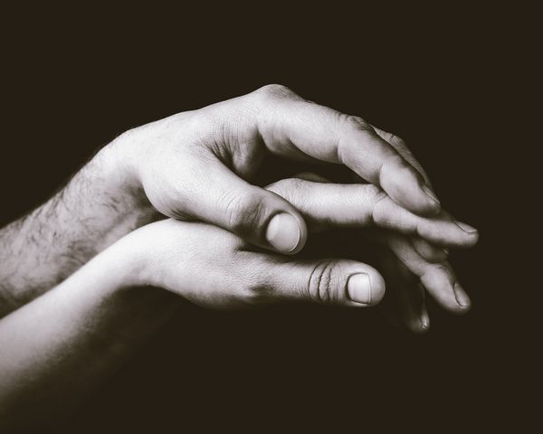 یک لمس ملایم از دو دست مفهوم عشق دلسوزی تحمل و غیره تصویر سیاه و سفید رنگی