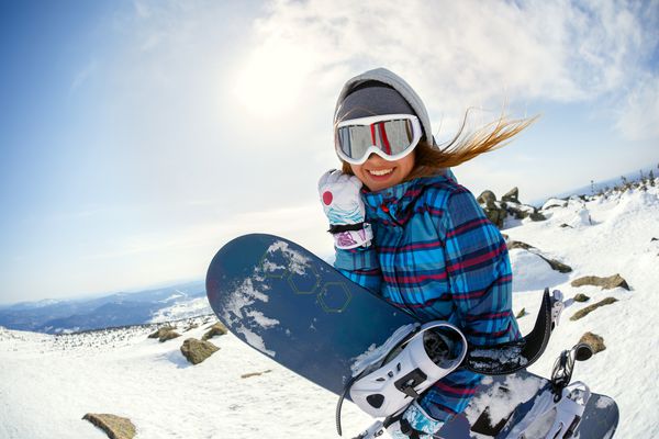اسنوبرد دختر از پیست اسکی لذت می برد شرگش روسیه