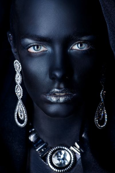 مفهوم جواهرات مد پرتره یک زن جوان زیبا با پوست کاملاً سیاه و جواهرات الماس پروژه نقاشی بدن