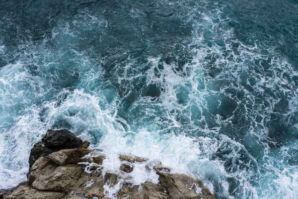 پیش از طوفان در پوزیتانو ایتالیا موج دریای خطر در ساحل با اسپری و کف سقوط کرد