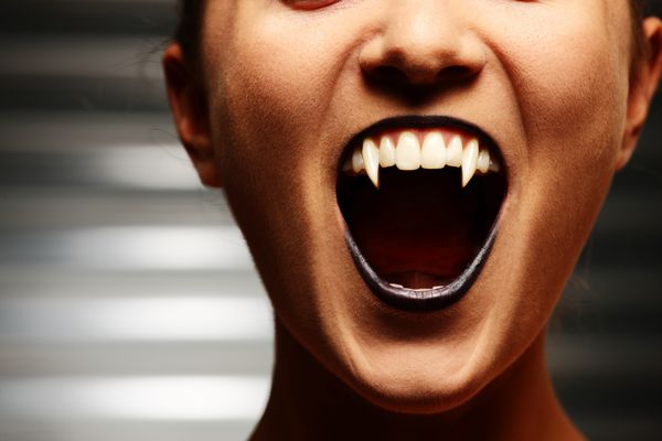 نزدیک یک زن خون آشام و دهان بالای دهانه تاریک