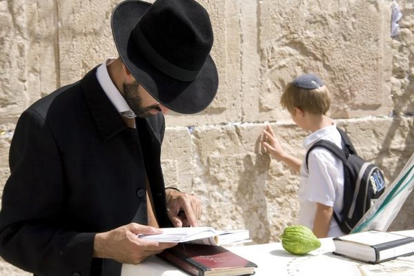 -سپت 27 یهودیان در حال نماز در دیوار غربی در هنگام تعطیلات یهودیان سوکوک در 27 سپتامبر 2010 در اورشلیم اسرائیل