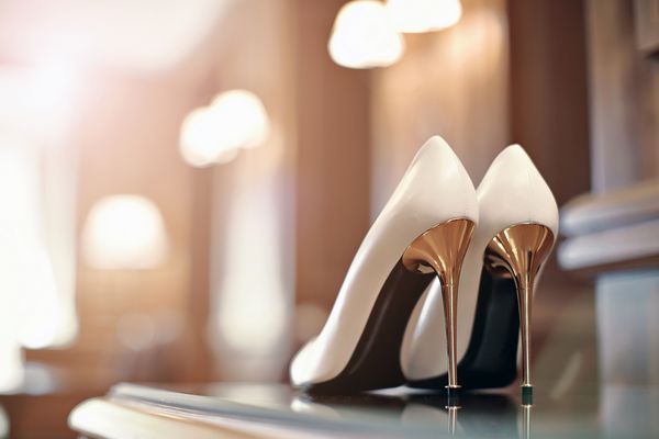 کفش پاشنه بلند و نازک طلایی عروس زیبا کفش عروسی طراح لوکس روی میز