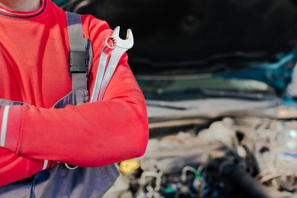 نزدیک بودن دست مکانیک خودرو حرفه ای با آچار سرویس تعمیر خودرو